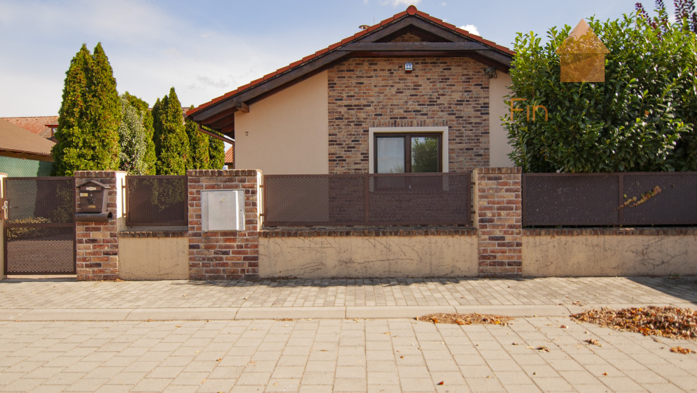 Predaj dom s bazénom, vírivkou, saunou, 792m2 pozemok-Slovenský Grob