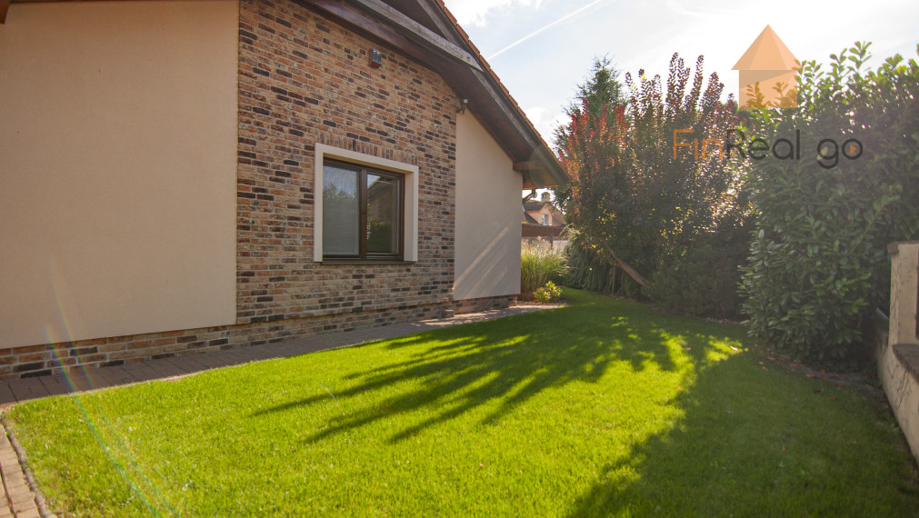 Predaj dom s bazénom, vírivkou, saunou, 792m2 pozemok-Slovenský Grob