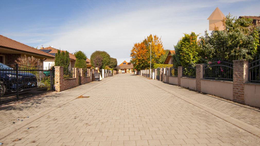 Predaj dom s bazénom, vírivkou, saunou, 792m2 pozemok-Slovenský Grob