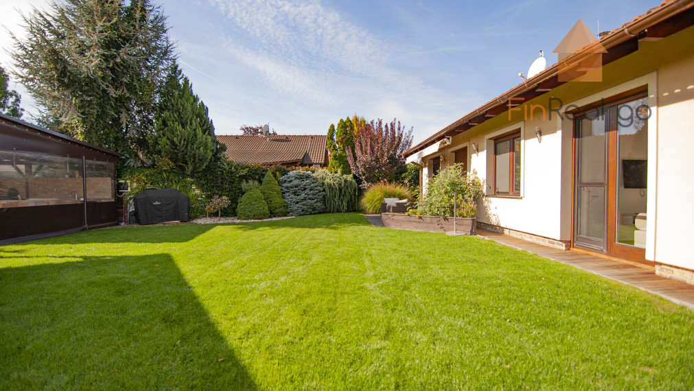 Predaj dom s bazénom, vírivkou, saunou, 792m2 pozemok-Slovenský Grob