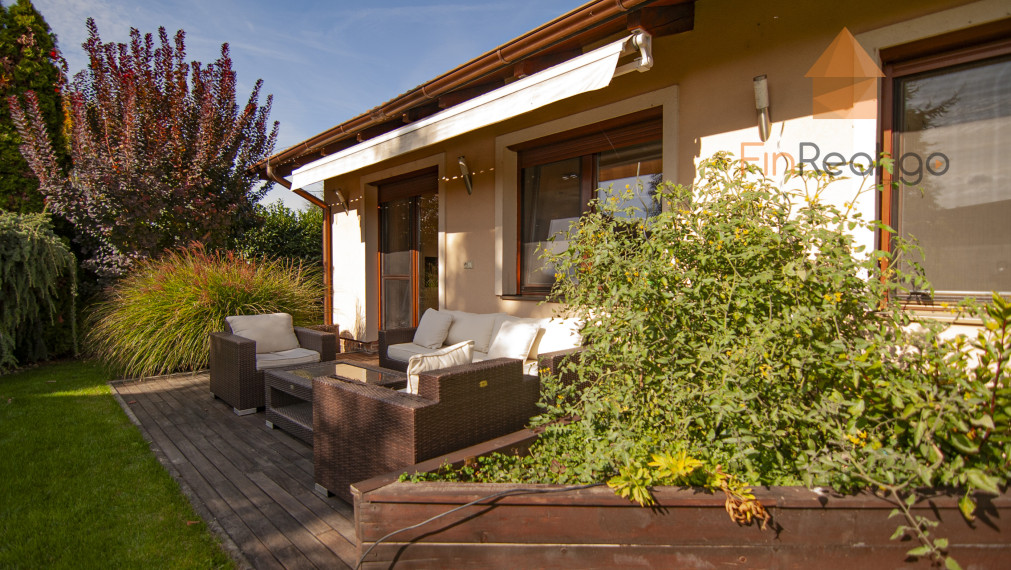 Predaj dom s bazénom, vírivkou, saunou, 792m2 pozemok-Slovenský Grob