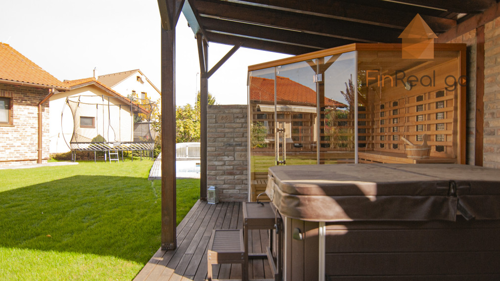 Predaj dom s bazénom, vírivkou, saunou, 792m2 pozemok-Slovenský Grob
