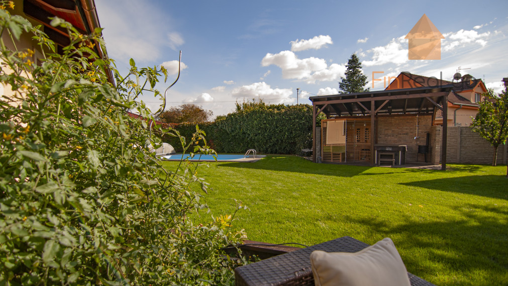 Predaj dom s bazénom, vírivkou, saunou, 792m2 pozemok-Slovenský Grob