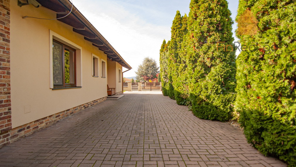 Predaj dom s bazénom, vírivkou, saunou, 792m2 pozemok-Slovenský Grob