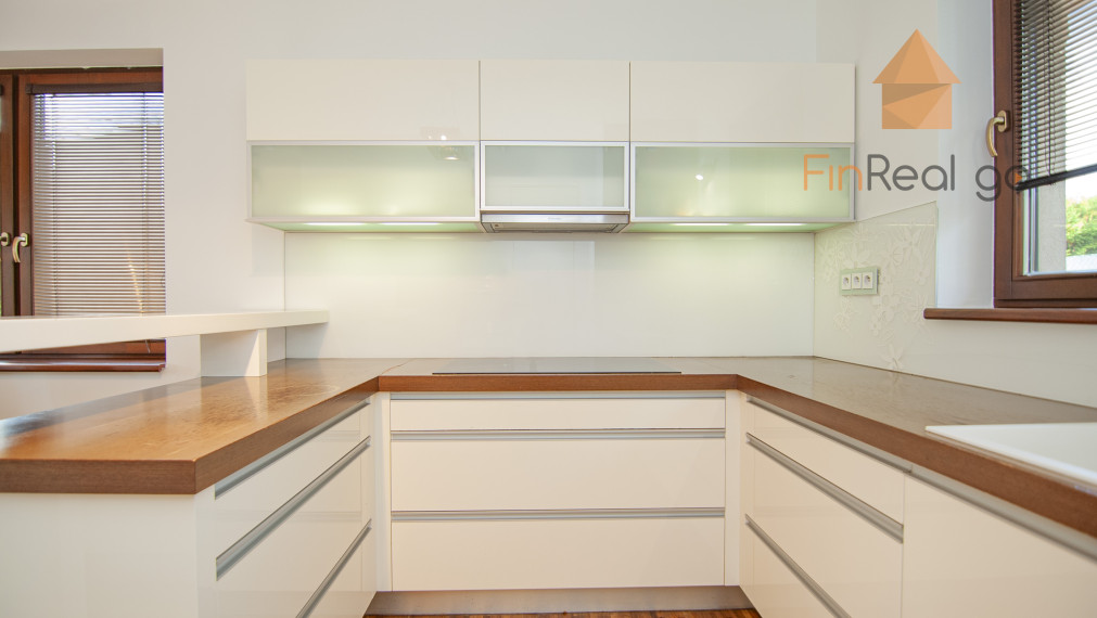 Predaj dom s bazénom, vírivkou, saunou, 792m2 pozemok-Slovenský Grob