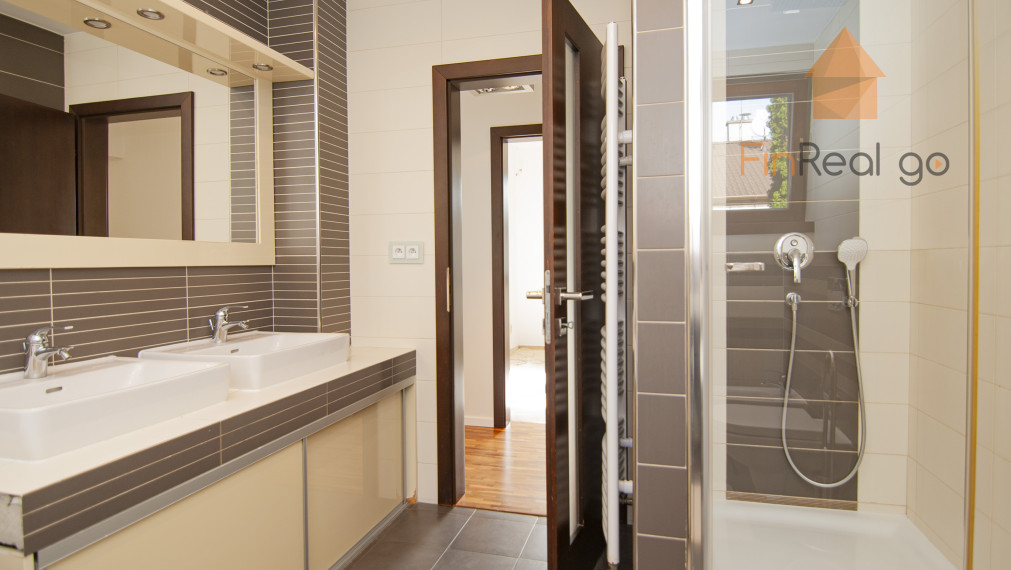 Predaj dom s bazénom, vírivkou, saunou, 792m2 pozemok-Slovenský Grob