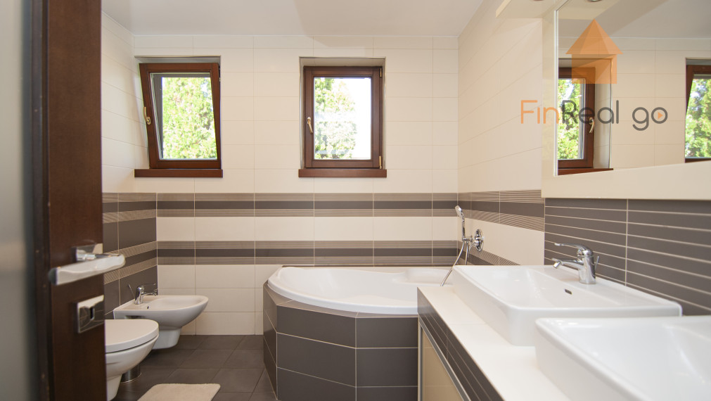 Predaj dom s bazénom, vírivkou, saunou, 792m2 pozemok-Slovenský Grob