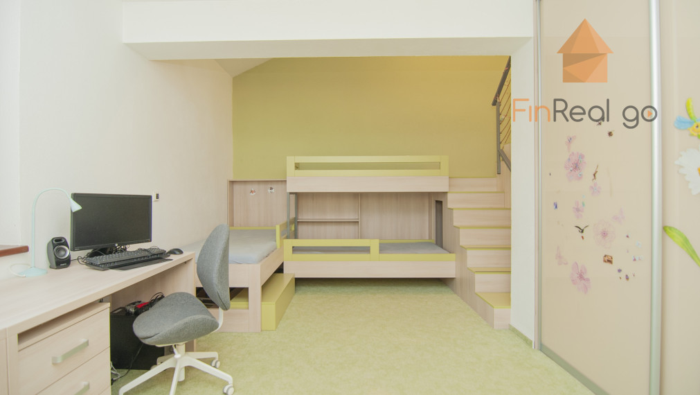 Predaj dom s bazénom, vírivkou, saunou, 792m2 pozemok-Slovenský Grob