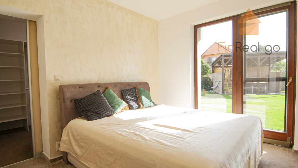 Predaj dom s bazénom, vírivkou, saunou, 792m2 pozemok-Slovenský Grob