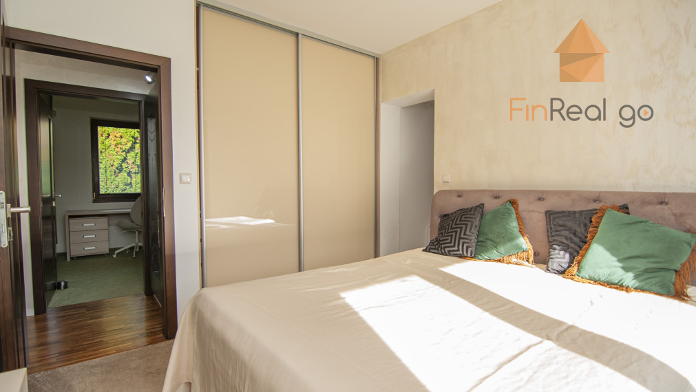 Predaj dom s bazénom, vírivkou, saunou, 792m2 pozemok-Slovenský Grob