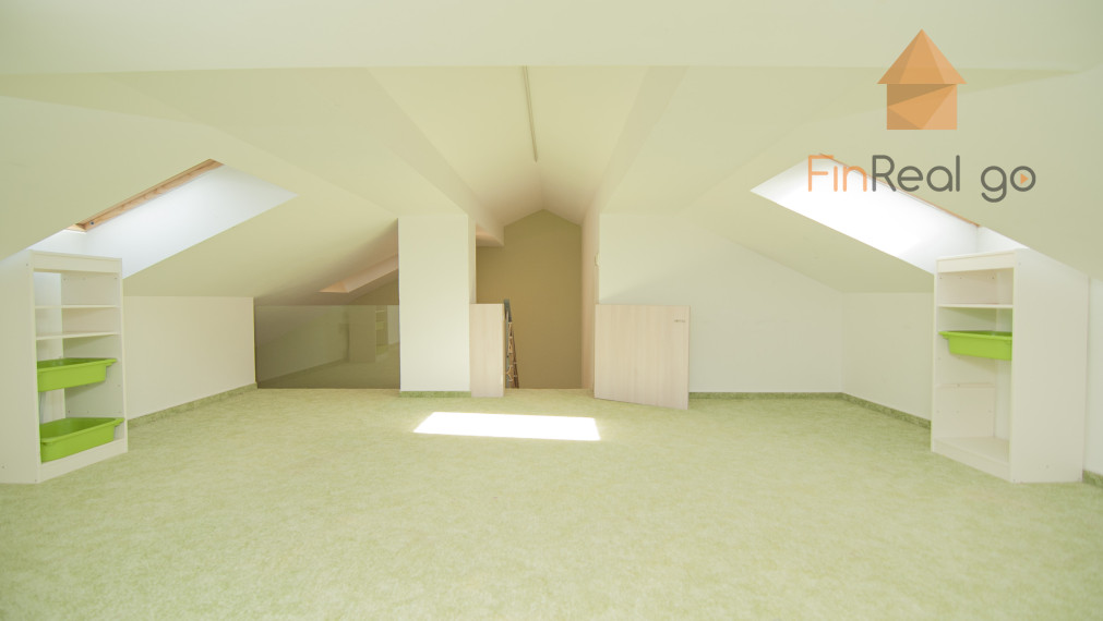 Predaj dom s bazénom, vírivkou, saunou, 792m2 pozemok-Slovenský Grob