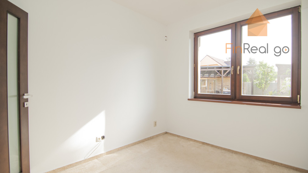 Predaj dom s bazénom, vírivkou, saunou, 792m2 pozemok-Slovenský Grob