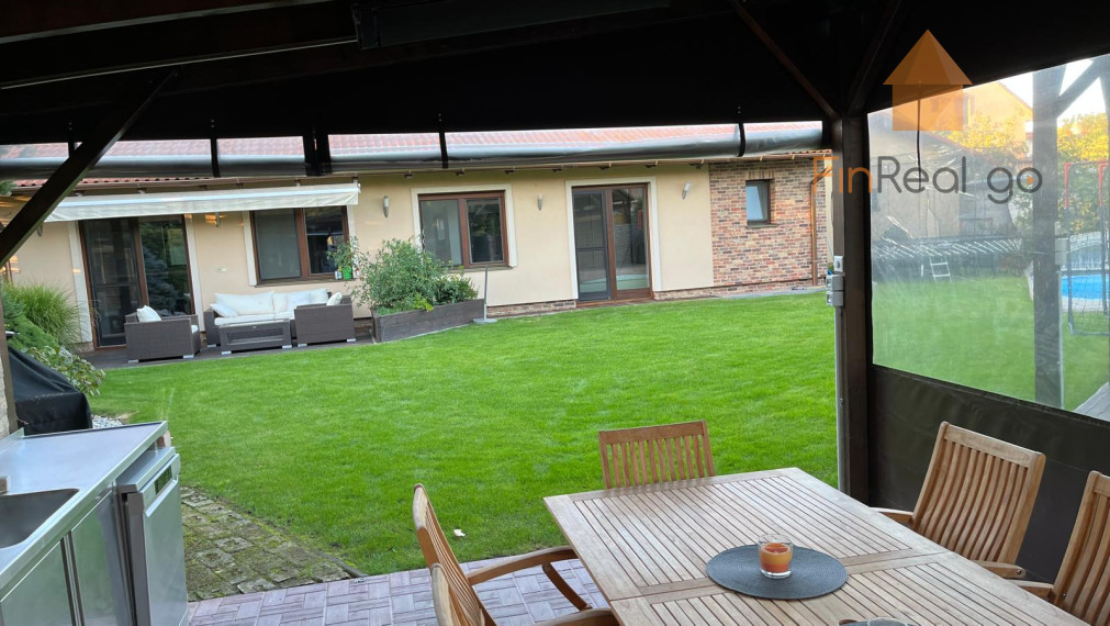 Predaj dom s bazénom, vírivkou, saunou, 792m2 pozemok-Slovenský Grob