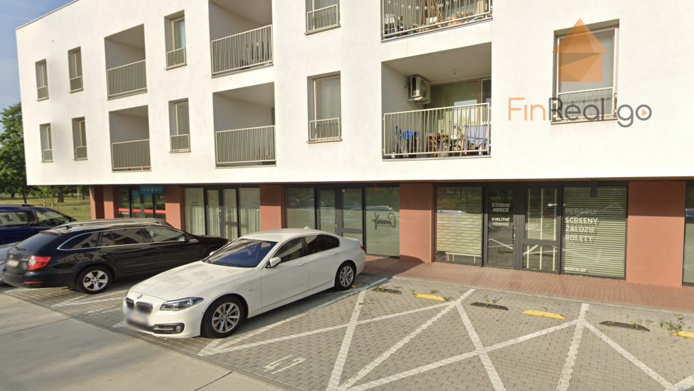 Prenajaté - obchodný priestor Moruše, 2 parkovacie státia priamo pred priestorom!