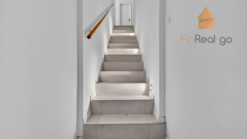 Predaj atypický priestranný byt s predzáhradkou a parkovacím miestom, Devínska Nová Ves