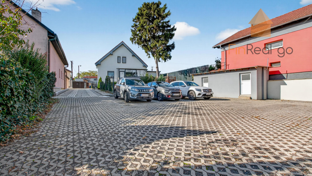 Predaj atypický priestranný byt s predzáhradkou a parkovacím miestom, Devínska Nová Ves