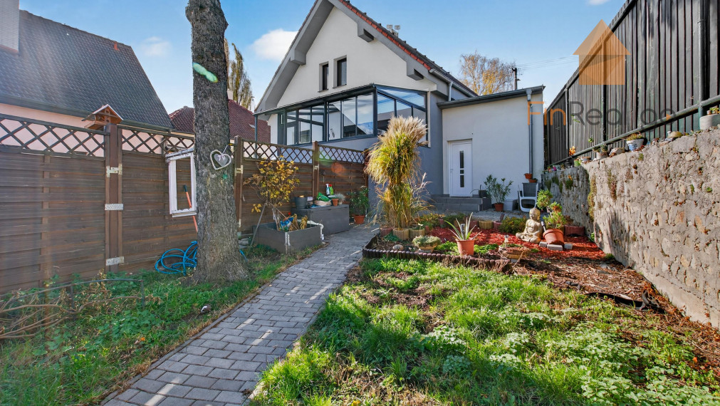 Predaj atypický priestranný byt s predzáhradkou a parkovacím miestom, Devínska Nová Ves