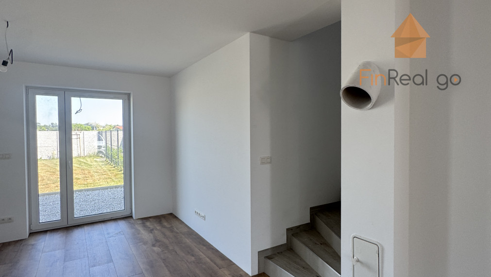 Prenájom - novostavba RD s 2 bytovými jednotkami, 102m2 úžitková plocha, 381m2 pozemok, Hrubá Borša