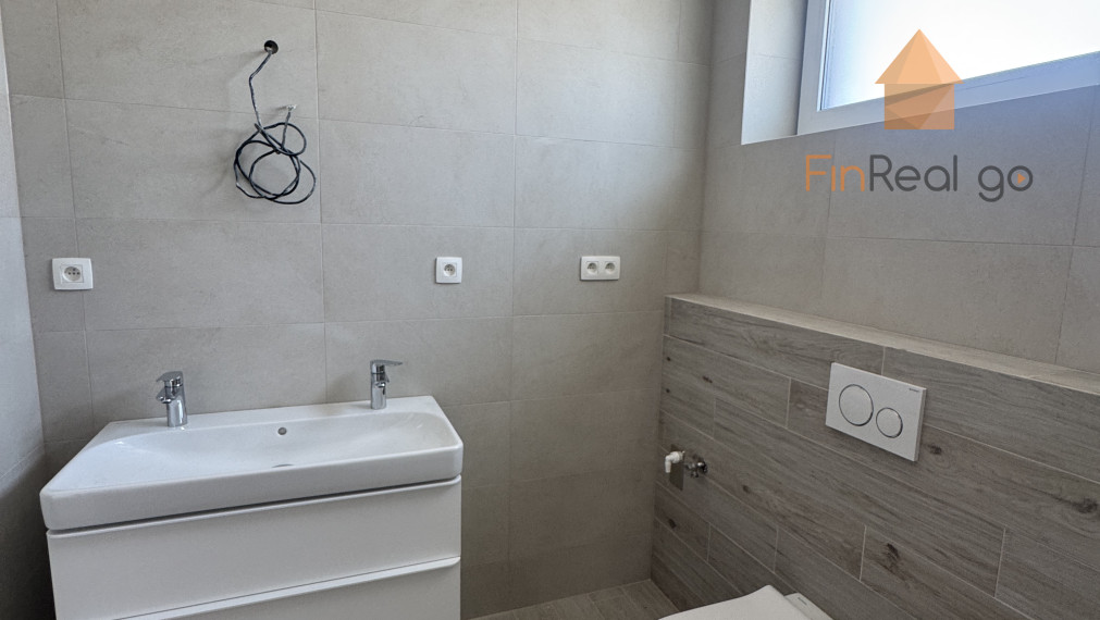 Prenájom - novostavba RD s 2 bytovými jednotkami, 102m2 úžitková plocha, 381m2 pozemok, Hrubá Borša