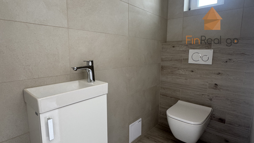 Prenájom - novostavba RD s 2 bytovými jednotkami, 102m2 úžitková plocha, 381m2 pozemok, Hrubá Borša