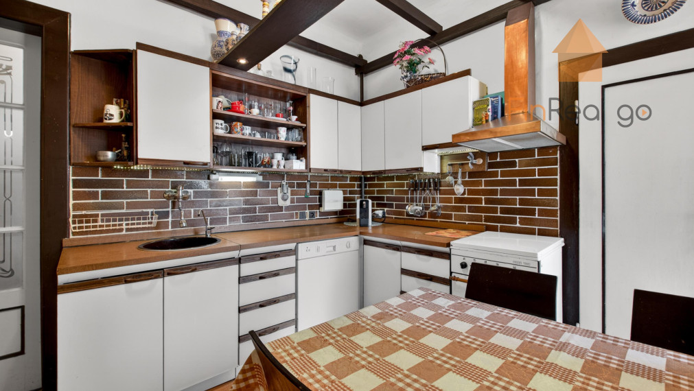 Predaj 3-izbový staromestský byt 91m2 Špitálska ul., výťah, balkón, parkovanie vo dvore!