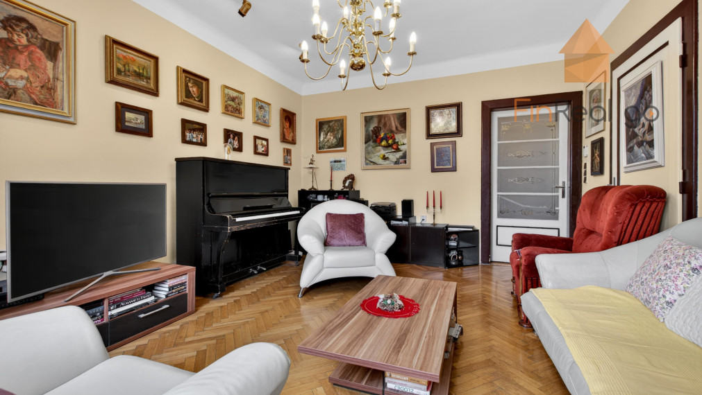 Predaj 3-izbový staromestský byt 91m2 Špitálska ul., výťah, balkón, parkovanie vo dvore!