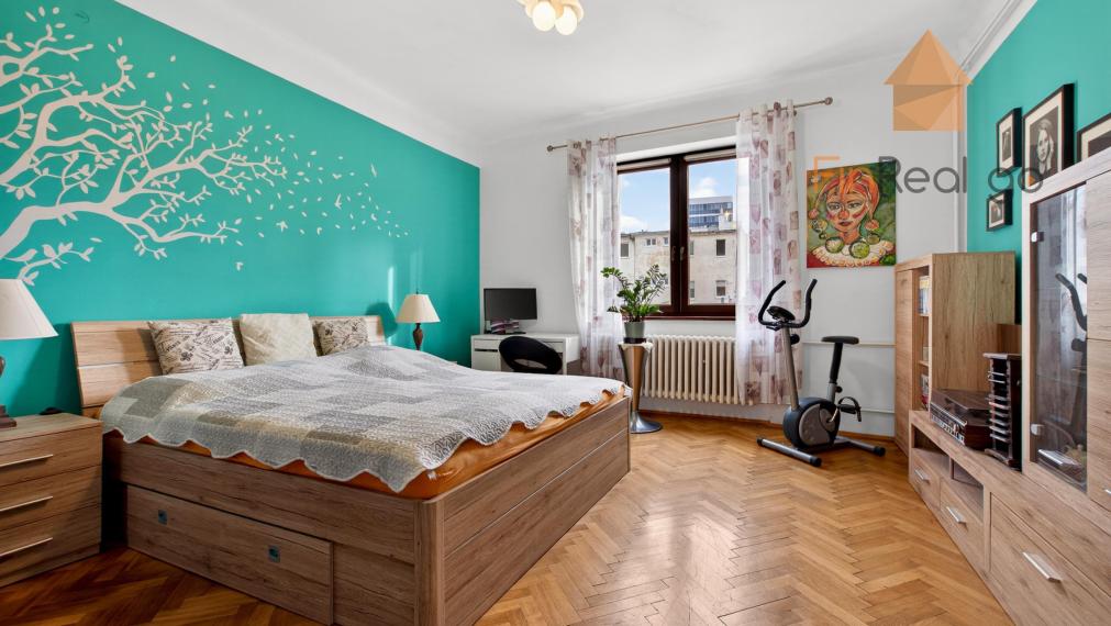 Predaj 3-izbový staromestský byt 91m2 Špitálska ul., výťah, balkón, parkovanie vo dvore!