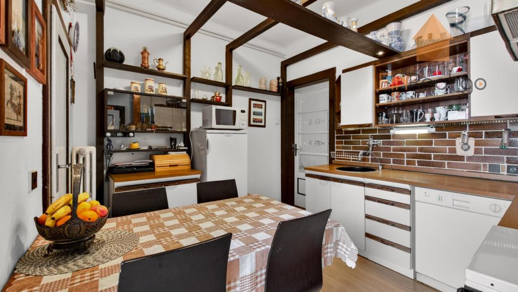 Predaj 3-izbový staromestský byt 91m2 Špitálska ul., výťah, balkón, parkovanie vo dvore!