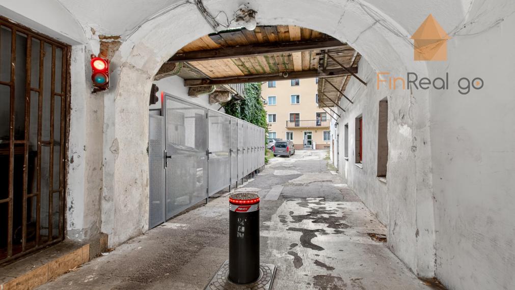 Predaj 3-izbový staromestský byt 91m2 Špitálska ul., výťah, balkón, parkovanie vo dvore!