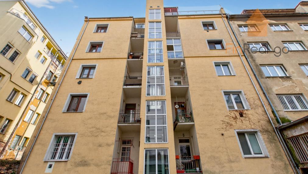 Predaj 3-izbový staromestský byt 91m2 Špitálska ul., výťah, balkón, parkovanie vo dvore!