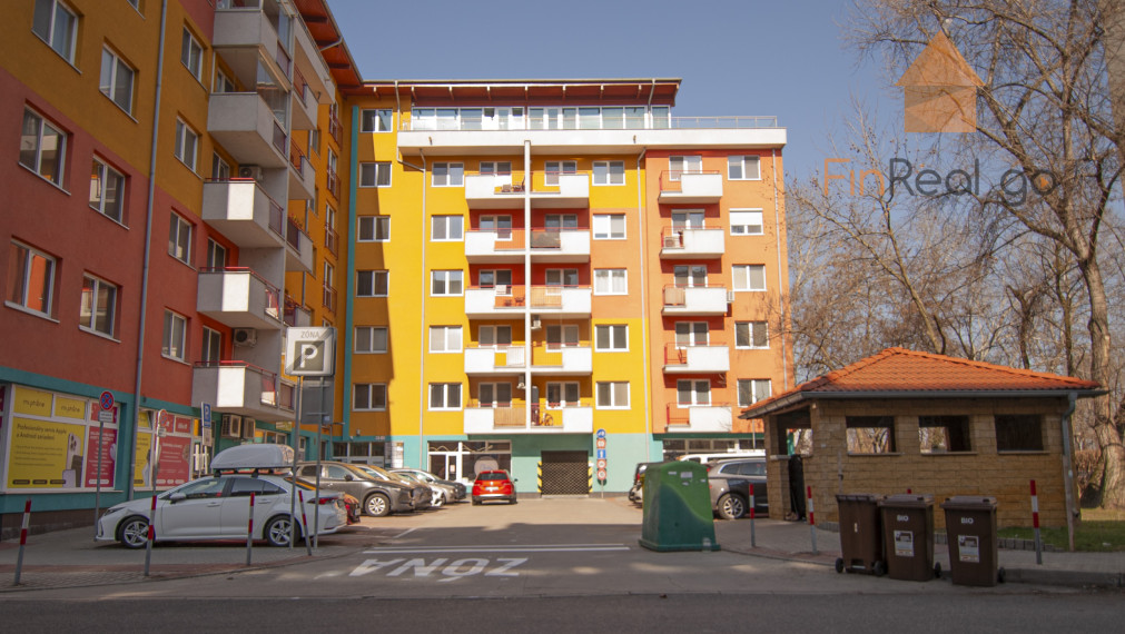 Prenájom 3-izb.byt 70m2 so šatníkom a loggiou, Šustekova ul.Petržalka