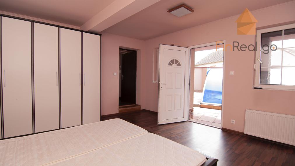 Predaj 7-izb. dom s bazénom na pozemku 561m2, Malé Leváre