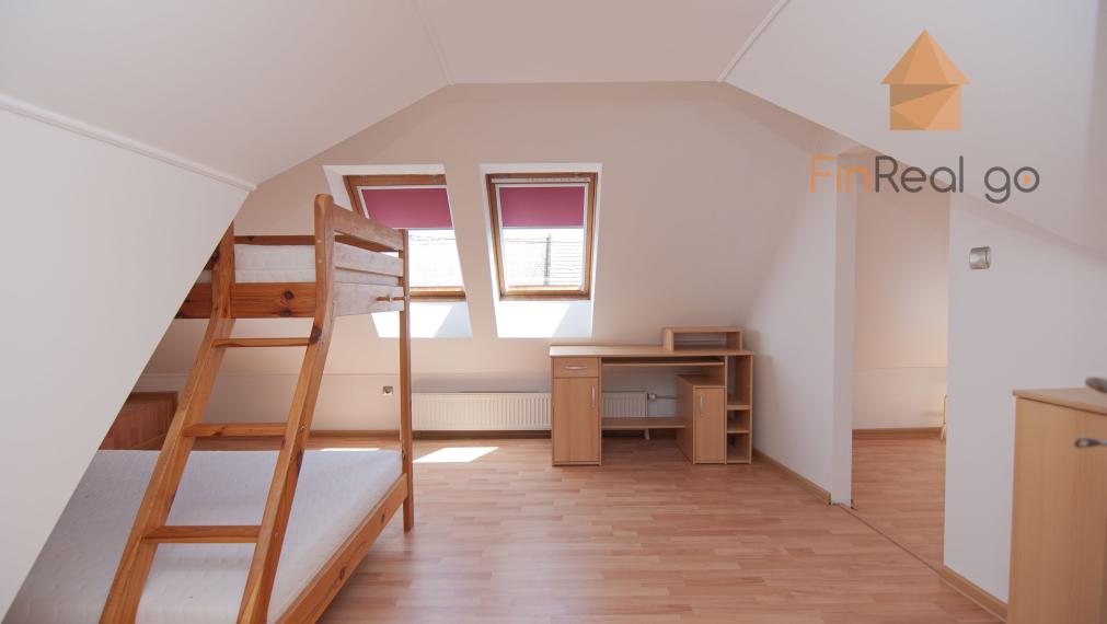 Predaj 7-izb. dom s bazénom na pozemku 561m2, Malé Leváre