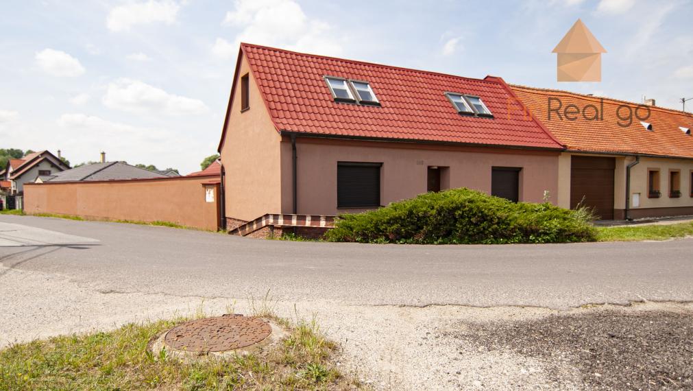 Predaj 7-izb. dom s bazénom na pozemku 561m2, Malé Leváre