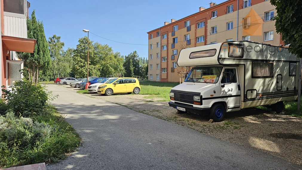 PREDAJ, 3-izbový zariadený byt, Levice