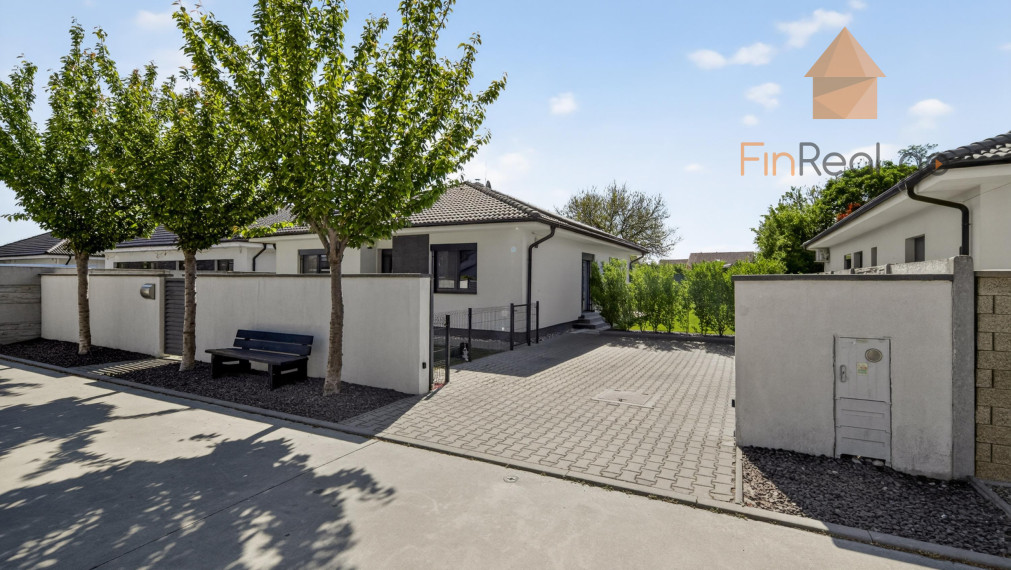 Predaj RD samostatný 4-izb. bungalov, bazén, fotovoltaika, 675m2 pozemok, Rovinka