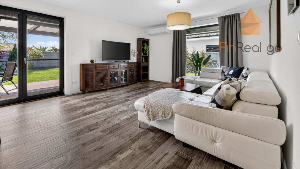 Predaj RD samostatný 4-izb. bungalov, bazén, fotovoltaika, 675m2 pozemok, Rovinka