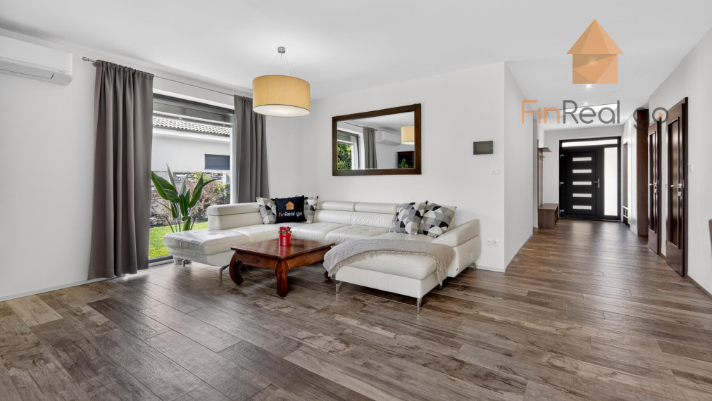 Predaj RD samostatný 4-izb. bungalov, bazén, fotovoltaika, 675m2 pozemok, Rovinka