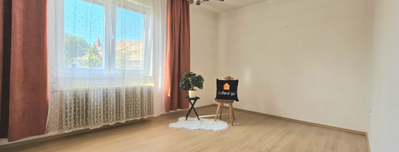 REZERVOVANÉ, PREDAJ, 3-izbový byt s garážou a pozemkom, Bátovce