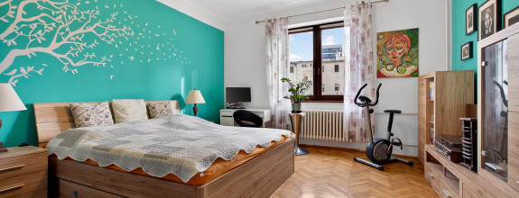 Predaj 3-izbový staromestský byt 91m2 Špitálska ul., výťah, balkón, parkovanie vo dvore!