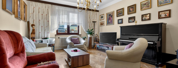 Predaj 3-izbový staromestský byt 91m2 Špitálska ul., výťah, balkón, parkovanie vo dvore!