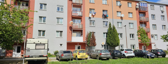 PREDAJ, 3-izbový zariadený byt, Levice