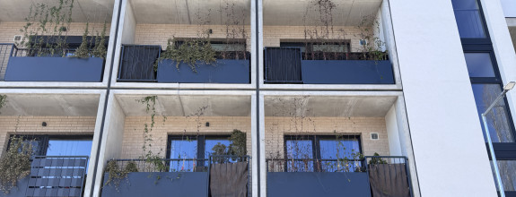 Prenájom - Úplne nový 2i byt s veľkým balkónom a parkovaním