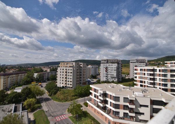 PREDANÉ - 4-izb. byt v žiadanej lokalite s priestrannou loggiou a krásnym výhľadom na Kadnárovej ulici, RAČA