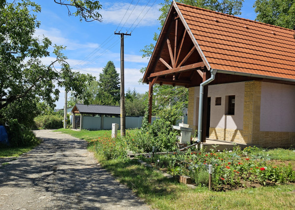 PREDAJ, viničný domček so záhradou, kompletná rekonštrukcia, Levice-Strážny vrch