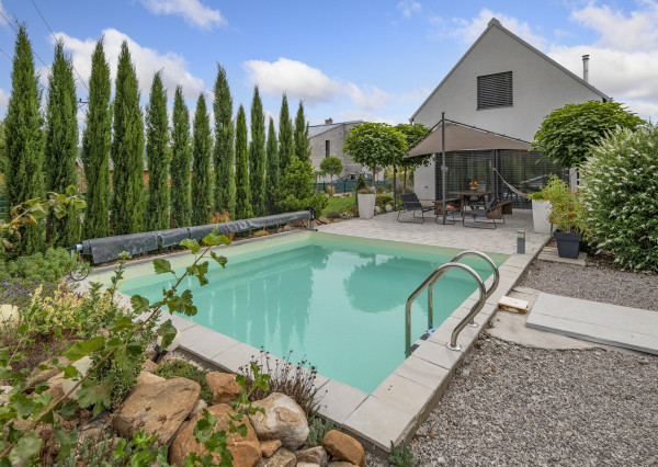 Predaj - 4-izb. rodinný dom v Jablonovom s jedinečným dizajnom a charizmatickou záhradou