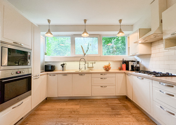 Predáme zariadený 7,5izbový rodinný dom v tichej časti Rače