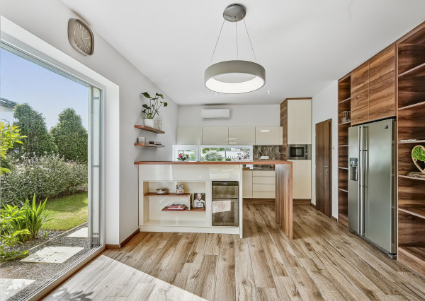 REZERVOVANÉ - RD bungalov Rovinka 170m2, dvojgaráž, 715m2 pozemok, krásne upravená záhrada, záhradný domček