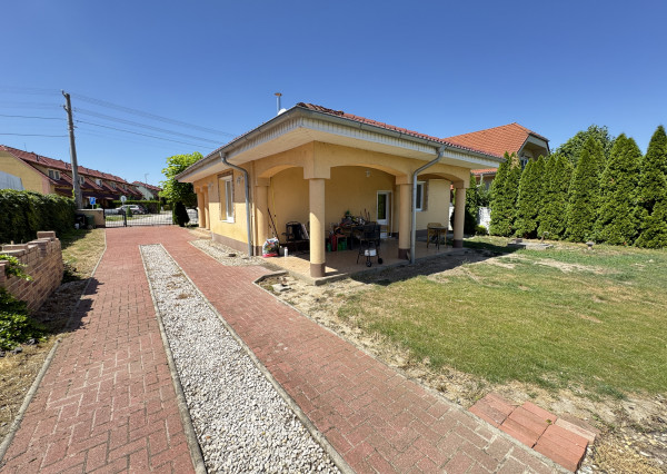 FINREALGO Znížená cena - NA PREDAJ - 3i Rodinný Dom v Trhová  Hradská so záhradou - 20 ročná stavba v tichej ulici