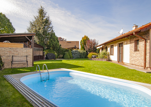 Predaj dom s bazénom, vírivkou, saunou, 792m2 pozemok-Slovenský Grob